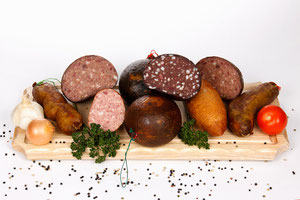 Hausmacher Spezialitäten, Hausmacher Wurst, Hausmacher Wurstwaren, Hausmacher Leberwurst, Leberwurst kaufen, Leberwurst Hausmacher Art, Blutwurst kaufen, Hausmacher Blutwurst, Blutwurst Hausmacher Art, traditionelle Wurstwaren, deutsche Wurstspezialitäten, deftige Wurst, Hausmannskost, Wurst vom Metzger, traditionelle Hausmacher Wurst, Sülze, Wurstplatte, regionale Wurstspezialitäten.